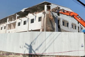 Cưỡng chế tháo dỡ công trình sai phạm hàng trăm m2 tại TP HCM