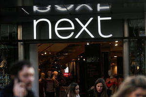 Hãng bán lẻ quần áo Next mở lại, đẩy mạnh kinh doanh trực tuyến