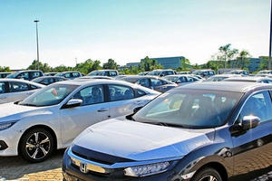 Ô tô loạn giá: Tránh mất tiền oan, đồng loạt rủ nhau ngừng mua xe