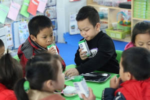 Nhiều lợi ích không ngờ, phụ huynh Hà Nội "ngất ngây" với Sữa học đường