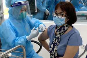 Tiêm chủng vắc xin phòng Covid-19: “Thần tốc” nhưng phải an toàn! 