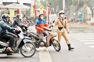 Xả nhiều rác phải trả nhiều tiền; vi phạm giao thông bị phạt tối đa 75 triệu... là những chính sách có hiệu lực trong tháng 1/2022