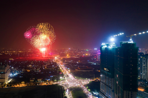 “Muôn kiểu” ngắm pháo hoa của dân Hà thành