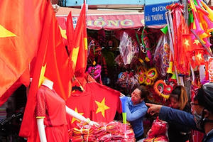 Người Sài Gòn tấp nập đi mua đồ cổ vũ Olympic Việt Nam