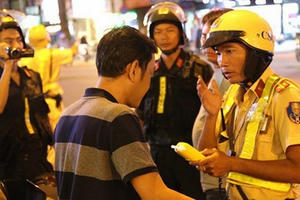 Ép người khác uống rượu, bia sẽ bị phạt đến 3 triệu đồng