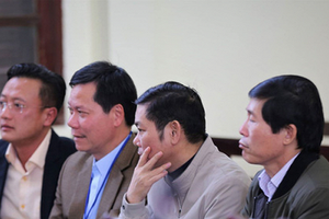 Vụ án chạy thận: Giám đốc và PGĐ khai mâu thuẫn, toà muốn "xem xét trách nhiệm của BV Bạch Mai"