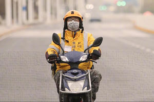 Tài xế giao thức ăn ở Trung Quốc bán mạng mỗi ngày vì thuật toán lạnh lùng