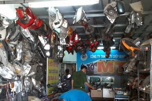 Thanh niên bẻ hàng chục cặp kính ô tô, bán vài trăm ngàn mỗi cặp