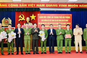 Giám đốc Công an Hải Phòng khen thưởng thành tích triệt xóa ổ nhóm mua bán trái phép chất ma túy