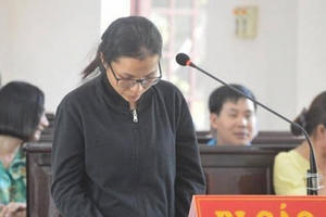 Chiêu lừa ngoạn mục của người phụ nữ đeo logo ngân hàng