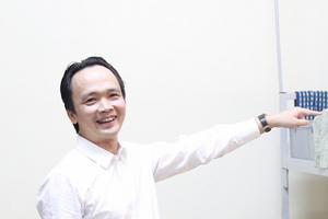 Chủ tịch FLC Trịnh Văn Quyết về thăm mái trường xưa, xúc động khi bước chân vào căn phòng ký túc xá thời sinh viên