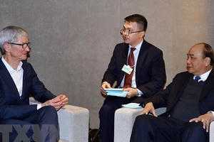 Thủ tướng Nguyễn Xuân Phúc tiếp lãnh đạo Tập đoàn Apple Tim Cook bên lề WEF Davos
