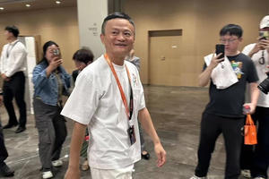 Jack Ma bất ngờ 'tái xuất', thăm trụ sở Alibaba ở Hàng Châu