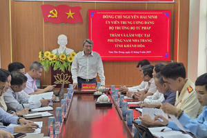 Bộ trưởng Bộ Tư pháp Nguyễn Hải Ninh kiểm tra việc thực hiện mô hình chính quyền địa phương 02 cấp tại phường Nam Nha Trang