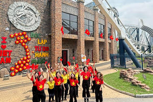 Du khách thích thú check-in đại kỳ tại Hạ Long ngay trước thềm lễ 2/9