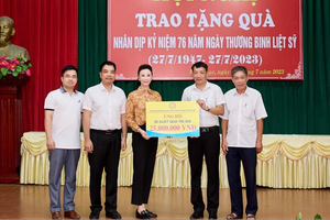 Hoa hậu doanh nhân thành đạt Vũ Thuý Nga tri ân mẹ Việt Nam anh hùng 