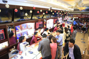 Khóc cười cùng 'vòng xoáy' giá vàng, một tuần mất toi tiền tỷ