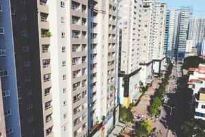 Thị trường BĐS TP HCM: Nghịch lý giao dịch giảm mạnh nhưng giá vẫn “neo” mức cao