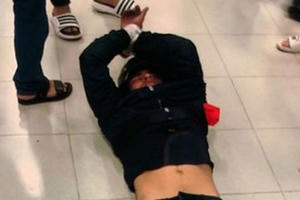 Gã bán gà xiên chém chết bố mẹ và bà nội