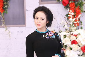 Nữ hoàng Hoa hồng Bùi Thị Thanh Hương: "Du Xuân với áo dài là thói quen Mỗi năm của tôi"