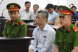 Lại hoãn xử vụ cựu Bí thư Thị ủy Bến Cát: Tình tiết bất ngờ đến từ… Cục điều tra liên bang Mỹ