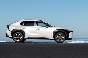 Toyota: Theo đuổi xe điện, không từ bỏ xe hybrid và xe pin nguyên liệu khác