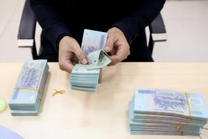 Bất chấp lãi suất giảm, tiền gửi vẫn ồ ạt đổ vào hệ thống ngân hàng