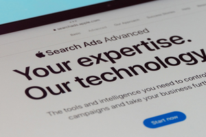 Apple lục đục nội bộ vì quyết định triển khai quảng cáo