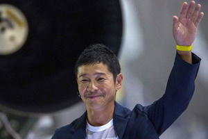 Tặng gần 1 triệu USD cho 100 người, tỷ phú Nhật phá vỡ kỷ lục với 4,3 triệu lượt retweet trong 2 ngày