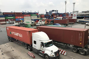 Container bớt khan hiếm, giá cước vẫn 'khủng'