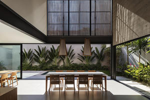 Ngôi nhà “lạ” vì tầng trệt không xây tường