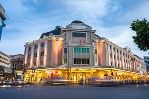 ‘Vua hàng hiệu’ Johnathan Hạnh Nguyễn mở cửa hàng miễn thuế dưới phố đầu tiên tại Hà Nội