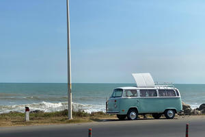 Nhóm bạn bỏ hơn 1 tỷ mua và cải tạo xe cổ thành chiếc "carstay" xinh xắn, nhìn là muốn xách vali đi du lịch