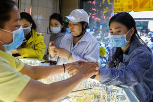 Vàng đang lên xuống lung tung, nên mua vào hay bán ra?