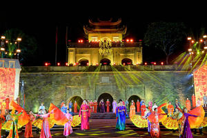 Sự kết hợp hoàn mỹ giữa hội hoạ quốc tế và áo dài của NTK Đỗ Trịnh Hoài Nam  