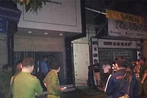 Ra đầu thú sau hơn nửa ngày ôm vũ khí cố thủ trong nhà