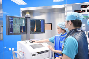 Phẫu thuật kết hợp xương ứng dụng C-arm 3D thế hệ mới, bệnh nhân đi lại 1 ngày sau mổ
