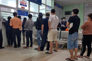 Khách dồn dập trả vé tàu