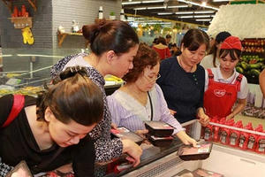 Giá thịt heo nóng đắt đỏ, khách tìm mua heo đông lạnh