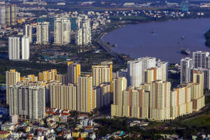 Bất động sản nhà ở: Thanh khoản thị trường TP HCM lao dốc, lượng tiêu thụ tại Hà Nội phục hồi đáng kể