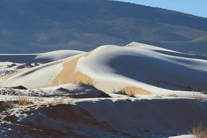 Băng giá phủ trắng sa mạc nóng nhất thế giới