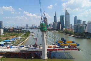 Dự án ‘treo cẩu’ giữa lòng sông