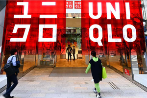 Hãng thời trang hàng đầu Nhật Bản Uniqlo cân nhắc tăng giá sản phẩm