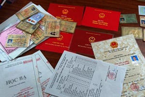 Bắt nhóm làm giả hàng trăm loại giấy tờ, từ học bạ đến bằng lái xe
