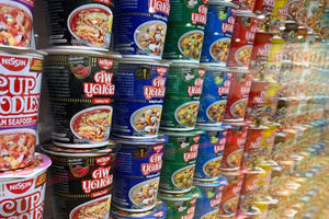 Thắt chặt chi tiêu, lượng tiêu thụ "món ăn toàn cầu" mì ăn liền tăng vọt