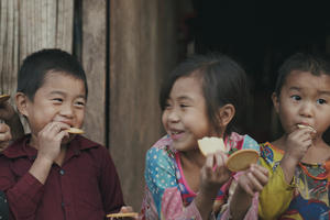 "Vì nụ cười ấy ngỡ như hoa cười"