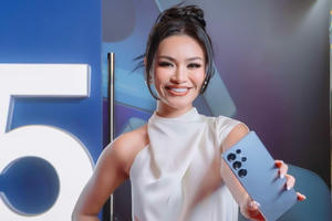 Hàng trăm khách hàng nhận Galaxy S25 tại Di Động Việt ngay trong đêm trả hàng và mở bán