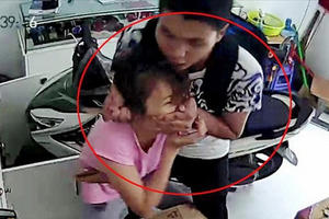 Hai vợ chồng đang ngủ bị nhóm đối tượng kề dao vào cổ cướp hơn 150 triệu đồng