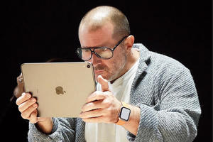 OpenAI đang đàn phán để mua lại startup "điện thoại AI không màn hình" của Jony Ive