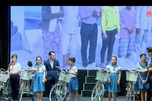 Báo Pháp luật Việt Nam tổ chức chương trình giao lưu nghệ thuật "Chung tay xoá nghèo pháp luật về biên giới, biển đảo"